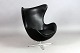 Roxy Klassik præsenterer: Arne Jacobsen / Fritz Hansen."Ægget" lænestol.Design: 1958Forkromet stål & sort ...