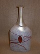 Vase / karaffel fra Kosta Boda i glasserie i Artists Collection "Galaxy Red", designet i 1986 af ...