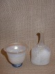 Mundblæste miniature flaskevase og skål i klart/matteret glas med iridiserende overflade. ...