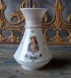 1800tals opaline vase, bemalet med blomster ranker og motiv af Spansk dame.Højde 18cm.