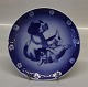 Kgl. Platte  fra  Royal Copenhagen 1986 Kgl. Mor og børn platte Hund med hvalpe 15,5 cm I hel og ...