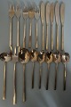 Her tilbydes et 5 personers Sigvard Bernadotte. Scanline bronze bestikservice, bestående af: 5 ...