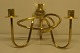2 stk. 3-armede lysestager, "Vänskapsknuten", Svenskt Tenn. Messing.   14 cm. høj og 16 cm. høj. ...