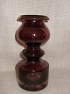 Bred violet vase i Pompadour-serien fra Riihimäen Lasi, Finland. Designet af Nanny Still ...