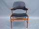 Stol i dansk design fra 1960érne. Stolen er i teaktræ og med sort læderbetræk. I fin stand.