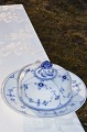 Smørskål på fad, Kgl. Musselmalet riflet Kongelig porcelæn. Royal Copenhagen Musselmalet riflet. ...