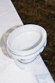 Smukt gammelt saltkar på fod. Kgl. Musselmalet riflet Kongelig porcelæn. Royal Copenhagen ...