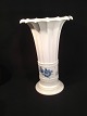 Blå Blomst kantet.Stor vase.Royal Copenhagen RC nr. 10/8569 1. sortering.Højde 27 cm., ...