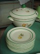 Engelsk retro fajancespisestel, creme med grøn dekoration og gule blomster. Bestående af 2 ...