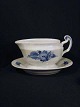 Blå Blomst kantet.Sovse kande med hank og fast underfad.Royal Copenhagen RC nt. 10-85372. ...