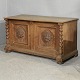 Buffet i egetræ m. søjler og udskæringer,(HxBxD 81x151x65 cm), 1910-1920