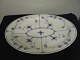 Kongelig porcelæn Royal Copenhagen.Kgl. musselmalet riflet oval serveringsfadmed små sorte ...