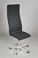 Arne Jacobsen. Højrygget stol model 3172. monteret med drejelig fempas fod af aluminium på hjul, ...