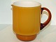 Holmegaard Palet, stor karamelfarvet kande.Designet af Michael Bang i 1973.Diameter 12,8 ...