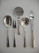 Dobbelt riflet serverings dele bestående af fra højre:serverings kniv    længde ca. 26,2 cm  ...