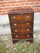 Kommode med 4 skuffer.Bredde: 50 cm Dybde: 37 cm , Højde: 75 cm.Pris kr. 650,-Står i vores ...