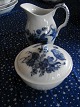 Royal Copenhagen stel - "Svejfet Blå Blomst" - Flødekande nr. 1536 kr. 300,- og Sukkerskål nr. ...