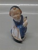 Kgl. figur fra Royal Copenhagen 3272 Lille dreng med skib Aage Erhardt 10 cm I hel og fin stand
