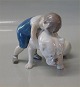Bing & Grøndahl hund B&G 1790 Dreng med bulldog - gode venner 10 x 13 cm I fin og hel stand.