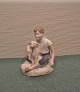 Bing & Grøndahl B&G Figur nr. 2336 i 1.sort. B&G porcelænsfigurPige med gedekid fra perioden ...