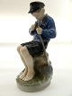 Kgl. figur snittende dreng nr. 905 1.sort.