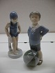 To kgl figurer nr 3542 dreng med bold fremstillet af Aage Erhardt.Højde 16 cm l. sortering. til ...