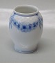 Bing & Grøndahl Empire 208 Vase 7 cm (671) I fin og hel stand. Blåmalet ranke på hvidt porcelæn