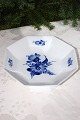 Kgl. Blå blomst Kongelig porcelæn. Royal Copenhagen Blå blomst kantet, 8 kantet skål på fod nr. ...