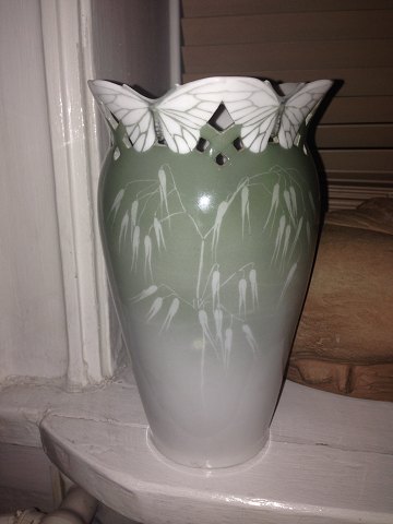 Royal Copenhagen Art Nouveau Sommerfugle Vase af Christian Thomsen 447/255