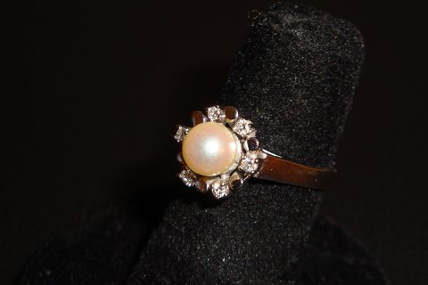 White gold pearl ring 14k gold with 6 diamonds a 0.3 cultured pearl in pink 
color size 55 5000 m2 showroom