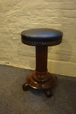 Stool in mahogany from 1880 with leather seat. 
5000m2 showroom.