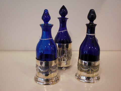 3 olie/eddike flasker i blåt glas med sølvpletmontering. Sælges individuelt. Den 
I midten er solgt.