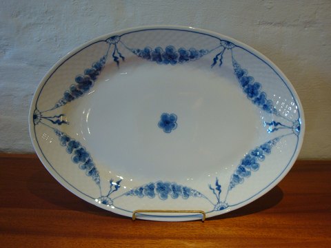 Oval dish for serving joints in B & G Empire no. 315.
L. 40.5 cm * B 28.5cm. 
5000m2 showroom.