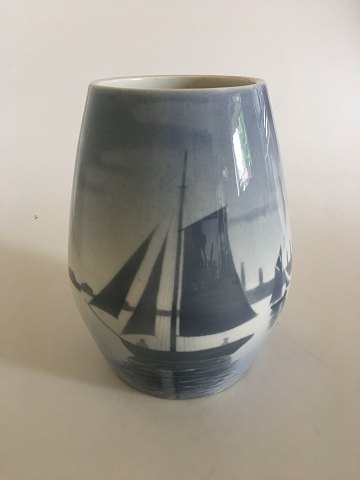 Tidlig Bing & Grøndahl Unika Vase af Fanny Garde med skibe No 214