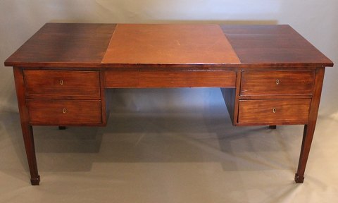 Diplomat skrivebord i mahogni  fra   år 1810. 
5000m2 udstilling.