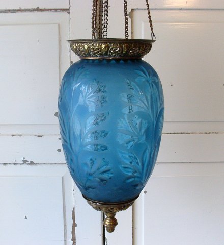 Smuk petroliums blå ampel med ætset dekoration