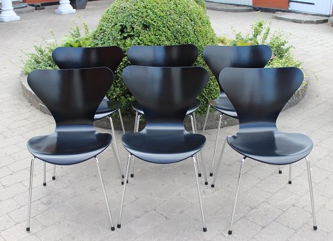 6 Sorte syver stole, model 3107, designet af Arne Jacobsen og produceret af 
Fritz Hansen.
5000m2 udstilling.