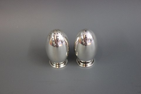 Small egg shaped salt and pepper castors by Peter Hertz. 
The castors are hallmarked and from 1945. 
5000m2 showroom.