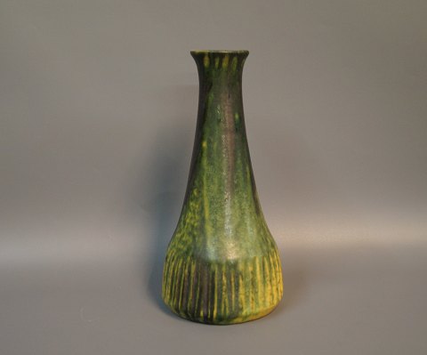 Keramik vase i gul og grøn fra 1960erne. 
5000m2 udstilling.