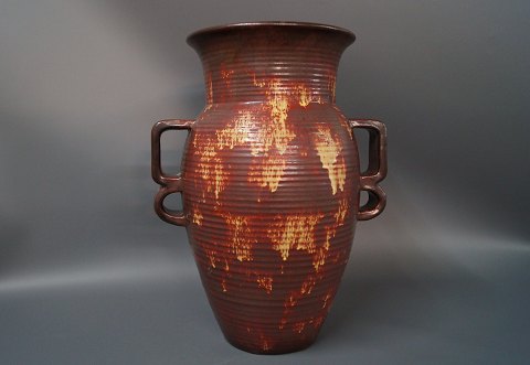 Stor brun keramik vase nummereret 2974.
5000m2 udstilling.