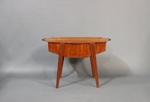 Sybord i teak med skydebar topplade og rum herunder, lavet af en dansk 
møbelproducent og fra 1960erne.
5000m2 udstilling.