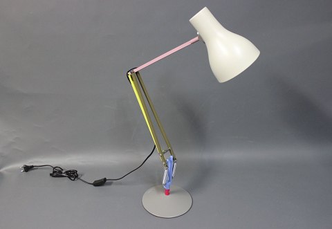 Type 75 bordlampe redesignet af Paul Smith for Anglepoise.
5000m2 udstilling.