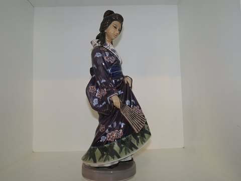 Large Dahl Jensen figurine
Japanese woman