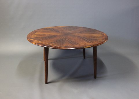 Large round coffee table in rosewood by Henry W. Klein and Bramin from the 
1960s.
5000m2 showroom.