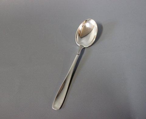 Dinner spoon in Ascot, sterling silver.
5000m2 showroom.