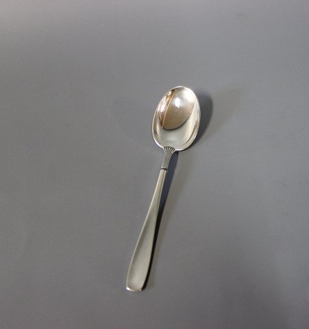 Dessert spoon in Ascot, sterling silver.
5000m2 showroom.
