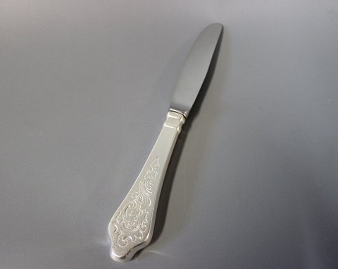 Frokostkniv i Antik Rokoko, tretårnet sølv.
5000m2 udstilling.