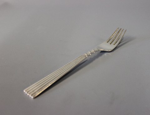 Lunch fork in Plisse, silver plate.
5000m2 showroom.