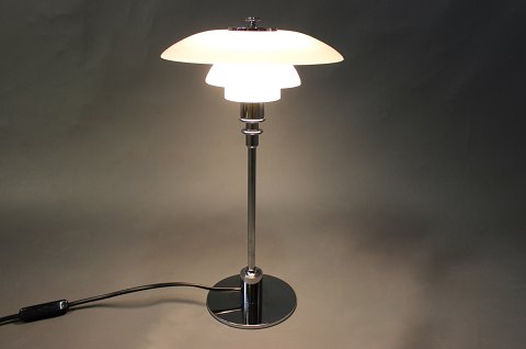 PH 2/1 bordlampe af Poul Henningsen og Louis Poulsen.
5000m2 udstilling.