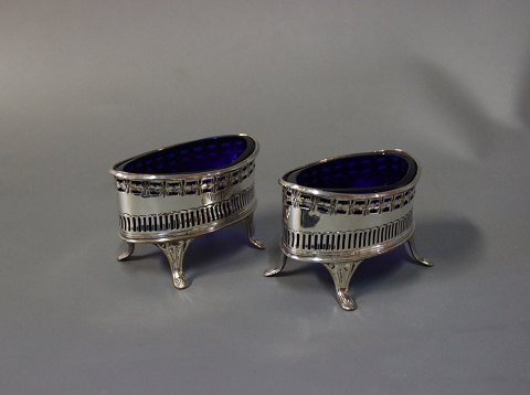 A set of salt bowls in silver plate and blue glass.
5000m2 showroom.
